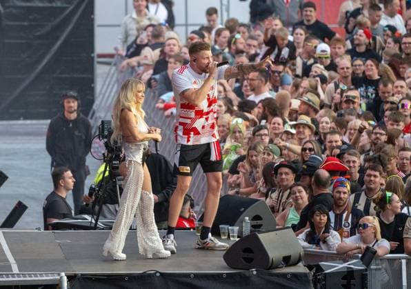 Fußballkultur, Saison 2026 2027, Das Konzert, Rapper Finch im Stadion An der Alten Försterei, Finchis Heimspiel, im Bild: Mia Julia und Finch, 03.07. 2026, *** Soccer Culture, 2026–2027 Season, The Concert, Rapper Finch at the An der Alten Försterei Stadium, Finch s Home Game, Pictured: Mia Julia and Finch, July 3, 2026, Copyright: xMatthiasxKochx