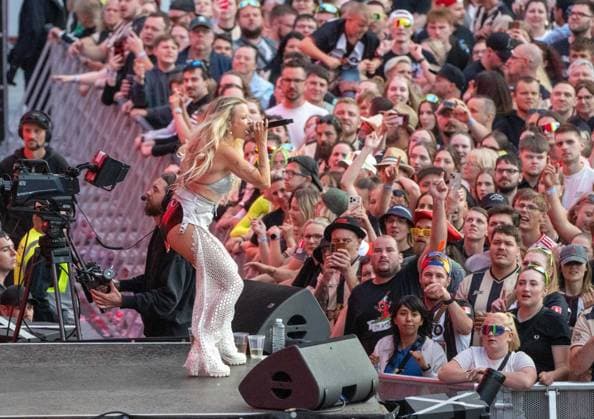 Fußballkultur, Saison 2026 2027, Das Konzert, Rapper Finch im Stadion An der Alten Försterei, Finchis Heimspiel, im Bild: Mia Julia, 03.07. 2026, *** Soccer Culture, 2026–2027 Season, The Concert, Rapper Finch at the An der Alten Försterei Stadium, Finch’s Home Game, Pictured: Mia Julia, July 3, 2026, Copyright: xMatthiasxKochx