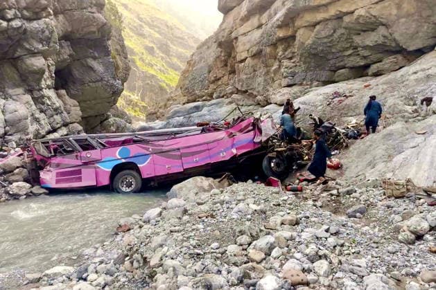 News Themen der Woche KW27 July 3, 2026, Peshawar, Peshawar, Pakistan: Balochistan Emergency Services Department, soldiers and volunteers take part in a rescue work at the site of an overcrowded passenger bus plunged from a highway into a rocky ravine, in Dana Sar, a remote area near the border of Balochistan and Khyber Pakhtunkhwa provinces, in southwestern Pakistan, Friday, July 3, 2026. Peshawar Pakistan - ZUMAa217 20260703_znp_a217_008 Copyright: xHussainxAlix