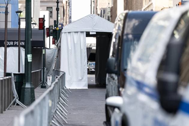 July 3, 2026, Bronx, New York, USA: Celebrity guests arrive at Taylor Swift and Travis Kelce s wedding event at Madison Square Garden in New York, NY on July 3, 2026 with tight security around and blocked streets with metal barricades, Heavy presence of hundreds of police officers, some with military style weapons. All guests arrive on foot or in black cars and checked by security before entering venue. Guests who were invited have and display special QR code for check. Bronx USA - ZUMAr339 20260703_znp_r339_019 Copyright: xLevxRadinx