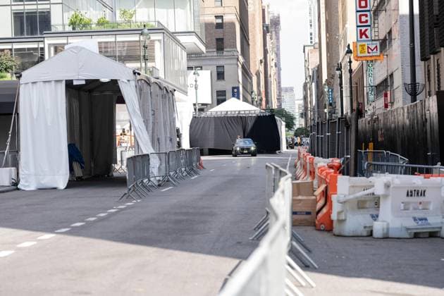 July 3, 2026, Bronx, New York, USA: Celebrity guests arrive at Taylor Swift and Travis Kelce s wedding event at Madison Square Garden in New York, NY on July 3, 2026 with tight security around and blocked streets with metal barricades, Heavy presence of hundreds of police officers, some with military style weapons. All guests arrive on foot or in black cars and checked by security before entering venue. Guests who were invited have and display special QR code for check. Bronx USA - ZUMAr339 20260703_znp_r339_026 Copyright: xLevxRadinx