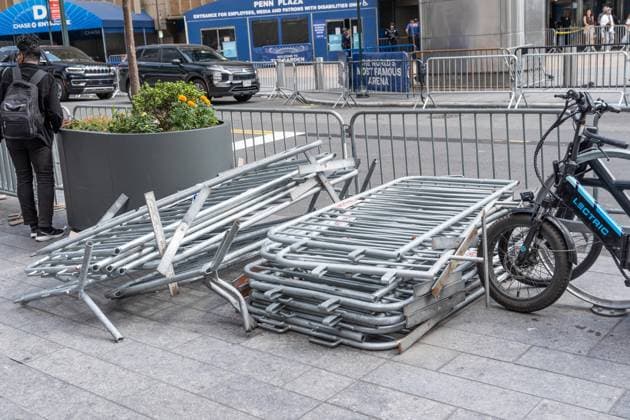 July 3, 2026, Bronx, New York, USA: Celebrity guests arrive at Taylor Swift and Travis Kelce s wedding event at Madison Square Garden in New York, NY on July 3, 2026 with tight security around and blocked streets with metal barricades, Heavy presence of hundreds of police officers, some with military style weapons. All guests arrive on foot or in black cars and checked by security before entering venue. Guests who were invited have and display special QR code for check. Bronx USA - ZUMAr339 20260703_znp_r339_039 Copyright: xLevxRadinx