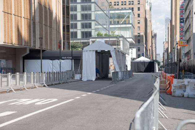 July 3, 2026, Bronx, New York, USA: Celebrity guests arrive at Taylor Swift and Travis Kelce s wedding event at Madison Square Garden in New York, NY on July 3, 2026 with tight security around and blocked streets with metal barricades, Heavy presence of hundreds of police officers, some with military style weapons. All guests arrive on foot or in black cars and checked by security before entering venue. Guests who were invited have and display special QR code for check. Bronx USA - ZUMAr339 20260703_znp_r339_043 Copyright: xLevxRadinx