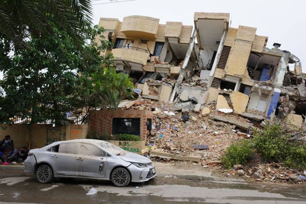 (260704) -- LA GUAIRA, July 4, 2026 -- This photo taken on July 3, 2026 shows a collapsed building destroyed in earthquakes in Caraballeda, La Guaira state, Venezuela. The death toll from the twin earthquakes that struck Venezuela on June 24 has risen to 2,645, and 12,666 people were injured, Venezuelan National Assembly President Jorge Rodriguez said on Friday. ) (SpotNews) VENEZUELA-LA GUAIRA-EARTHQUAKES-DEATH TOLL ZhuxYubo 