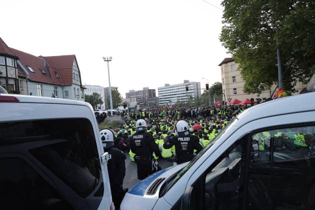 04.07.2026 Demonstration gegen den AFD-Parteitag in Erfurt Demonstranten blockieren die Zufahrt zur Messerhalle wo der AFD Parteitag stattfinden soll und werden von der Ppolizei eingekesselt. Erfurt Thürigen *** July 4, 2026: Protest against the AfD party convention in Erfurt. Protesters block the entrance to the Messerhalle, where the AfD party convention is scheduled to take place, and are surrounded by police. Erfurt, Thuringia