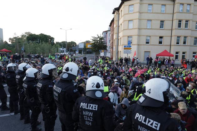 04.07.2026 Demonstration gegen den AFD-Parteitag in Erfurt Demonstranten blockieren die Zufahrt zur Messerhalle wo der AFD Parteitag stattfinden soll und werden von der Ppolizei eingekesselt. Erfurt Thürigen *** July 4, 2026: Protest against the AfD party convention in Erfurt. Protesters block the entrance to the Messerhalle, where the AfD party convention is scheduled to take place, and are surrounded by police. Erfurt, Thuringia