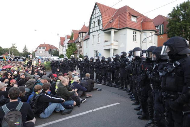 04.07.2026 Demonstration gegen den AFD-Parteitag in Erfurt Demonstranten blockieren die Zufahrt zur Messerhalle wo der AFD Parteitag stattfinden soll und werden von der Ppolizei eingekesselt. Erfurt Thürigen *** July 4, 2026: Protest against the AfD party convention in Erfurt. Protesters block the entrance to the Messerhalle, where the AfD party convention is scheduled to take place, and are surrounded by police. Erfurt, Thuringia