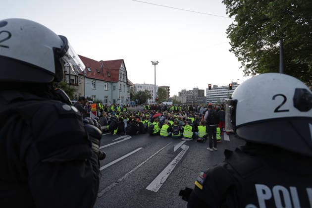 04.07.2026 Demonstration gegen den AFD-Parteitag in Erfurt Demonstranten blockieren die Zufahrt zur Messerhalle wo der AFD Parteitag stattfinden soll und werden von der Ppolizei eingekesselt. Erfurt Thürigen *** July 4, 2026: Protest against the AfD party convention in Erfurt. Protesters block the entrance to the Messerhalle, where the AfD party convention is scheduled to take place, and are surrounded by police. Erfurt, Thuringia