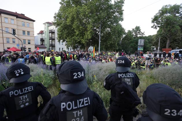04.07.2026 Demonstration gegen den AFD-Parteitag in Erfurt Demonstranten blockieren die Zufahrt zur Messerhalle wo der AFD Parteitag stattfinden soll und werden von der Ppolizei eingekesselt. Erfurt Thürigen *** July 4, 2026: Protest against the AfD party convention in Erfurt. Protesters block the entrance to the Messerhalle, where the AfD party convention is scheduled to take place, and are surrounded by police. Erfurt, Thuringia