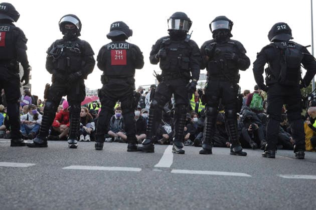 04.07.2026 Demonstration gegen den AFD-Parteitag in Erfurt Demonstranten blockieren die Zufahrt zur Messerhalle wo der AFD Parteitag stattfinden soll und werden von der Ppolizei eingekesselt. Erfurt Thürigen *** July 4, 2026: Protest against the AfD party convention in Erfurt. Protesters block the entrance to the Messerhalle, where the AfD party convention is scheduled to take place, and are surrounded by police. Erfurt, Thuringia