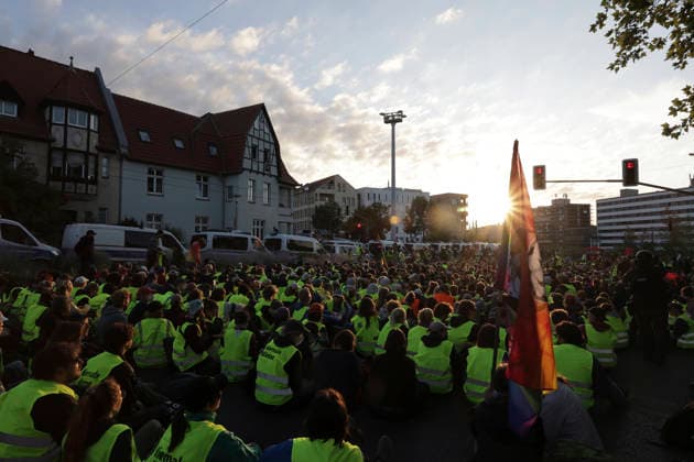 04.07.2026 Demonstration gegen den AFD-Parteitag in Erfurt Demonstranten blockieren die Zufahrt zur Messerhalle wo der AFD Parteitag stattfinden soll und werden von der Ppolizei eingekesselt. Erfurt Thürigen *** July 4, 2026: Protest against the AfD party convention in Erfurt. Protesters block the entrance to the Messerhalle, where the AfD party convention is scheduled to take place, and are surrounded by police. Erfurt, Thuringia