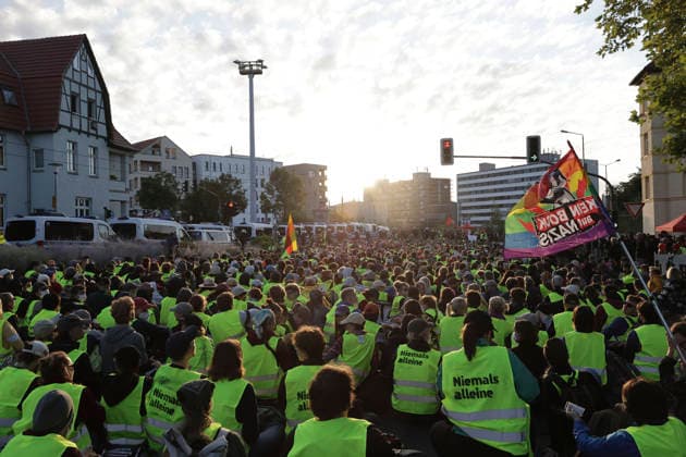 04.07.2026 Demonstration gegen den AFD-Parteitag in Erfurt Demonstranten blockieren die Zufahrt zur Messerhalle wo der AFD Parteitag stattfinden soll und werden von der Ppolizei eingekesselt. Erfurt Thürigen *** July 4, 2026: Protest against the AfD party convention in Erfurt. Protesters block the entrance to the Messerhalle, where the AfD party convention is scheduled to take place, and are surrounded by police. Erfurt, Thuringia
