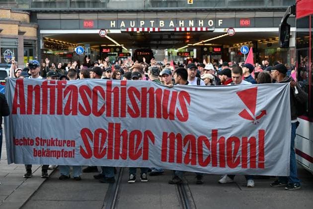 Protestaktionen gegen den AfD Parteitag in Erfurt ** NUR FÜR REDAKTIONELLE ZWECKE ** EDITORIAL USE ONLY **<p>Zum AfD-Parteitag am 04. Juli 2026 auf der Erfurter Messe haben mehrere Bündnisse zu Protestaktionen und Demonstrationen aufgerufen. Erste Demonstranten am Erfurter Hauptbahnhof < p> Gesellschaft Deutschland Thüringen Erfurt Copyright: MarcoxSchmidt *** Protests Against the AfD Party Convention in Erfurt ** FOR EDITORIAL USE ONLY ** EDITORIAL USE ONLY ** p Several coalitions have called for protests and demonstrations in connection with the AfD party convention on July 4, 2026, at the Erfurt Trade Fair. First demonstrators at Erfurt Central Station p Society Germany Thuringia Erfurt Copyright MarcoxSchmidt Copyright: MarcoxSchmidt doc86kd2z8ihqs1b4ksoea6 ,EDITORIAL USE ONLY