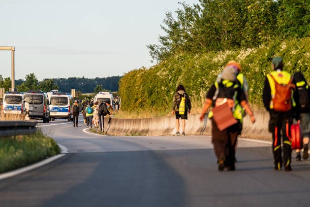 fD Erfurt Laufende Berichterstattung zum AfD-Bundesparteitag in Erfurt Gegenproteste angekündigt Tausende Polizisten im Einsatz Am 4. und 5. Juli 2026 trifft sich die AfD zum 17. Bundesparteitag in Erfurt. Die Veranstaltung findet in der Messehalle 1 der Messe Erfurt statt. Im Fokus steht die turnusgemäße Wahl des Bundesvorstands. Ein breites Bündnis aus Gewerkschaften, Kirchen, Wohlfahrtsverbänden und Parteien (SPD, Grüne, Linke) mobilisiert gegen die Veranstaltung. Es werden zwischen 35.000 und 50.000 Gegendemonstranten in der Stadt erwartet. Das Aktionsbündnis Widersetzen plant gezielte, gewaltfreie Sitzblockaden an den Zufahrtswegen zur Messe, um den Ablauf des Parteitags aktiv zu stören und zu verzögern. Die T