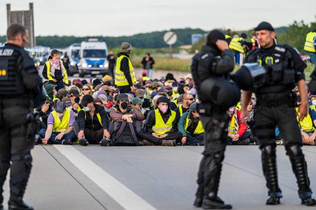 fD Erfurt Laufende Berichterstattung zum AfD-Bundesparteitag in Erfurt Gegenproteste angekündigt Tausende Polizisten im Einsatz Am 4. und 5. Juli 2026 trifft sich die AfD zum 17. Bundesparteitag in Erfurt. Die Veranstaltung findet in der Messehalle 1 der Messe Erfurt statt. Im Fokus steht die turnusgemäße Wahl des Bundesvorstands. Ein breites Bündnis aus Gewerkschaften, Kirchen, Wohlfahrtsverbänden und Parteien (SPD, Grüne, Linke) mobilisiert gegen die Veranstaltung. Es werden zwischen 35.000 und 50.000 Gegendemonstranten in der Stadt erwartet. Das Aktionsbündnis Widersetzen plant gezielte, gewaltfreie Sitzblockaden an den Zufahrtswegen zur Messe, um den Ablauf des Parteitags aktiv zu stören und zu verzögern. Die T