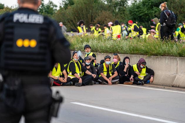 fD Erfurt Laufende Berichterstattung zum AfD-Bundesparteitag in Erfurt Gegenproteste angekündigt Tausende Polizisten im Einsatz Am 4. und 5. Juli 2026 trifft sich die AfD zum 17. Bundesparteitag in Erfurt. Die Veranstaltung findet in der Messehalle 1 der Messe Erfurt statt. Im Fokus steht die turnusgemäße Wahl des Bundesvorstands. Ein breites Bündnis aus Gewerkschaften, Kirchen, Wohlfahrtsverbänden und Parteien (SPD, Grüne, Linke) mobilisiert gegen die Veranstaltung. Es werden zwischen 35.000 und 50.000 Gegendemonstranten in der Stadt erwartet. Das Aktionsbündnis Widersetzen plant gezielte, gewaltfreie Sitzblockaden an den Zufahrtswegen zur Messe, um den Ablauf des Parteitags aktiv zu stören und zu verzögern. Die T