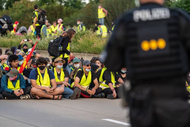 fD Erfurt Laufende Berichterstattung zum AfD-Bundesparteitag in Erfurt Gegenproteste angekündigt Tausende Polizisten im Einsatz Am 4. und 5. Juli 2026 trifft sich die AfD zum 17. Bundesparteitag in Erfurt. Die Veranstaltung findet in der Messehalle 1 der Messe Erfurt statt. Im Fokus steht die turnusgemäße Wahl des Bundesvorstands. Ein breites Bündnis aus Gewerkschaften, Kirchen, Wohlfahrtsverbänden und Parteien (SPD, Grüne, Linke) mobilisiert gegen die Veranstaltung. Es werden zwischen 35.000 und 50.000 Gegendemonstranten in der Stadt erwartet. Das Aktionsbündnis Widersetzen plant gezielte, gewaltfreie Sitzblockaden an den Zufahrtswegen zur Messe, um den Ablauf des Parteitags aktiv zu stören und zu verzögern. Die T