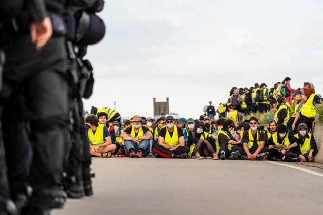 News Bilder des Tages fD Erfurt Laufende Berichterstattung zum AfD-Bundesparteitag in Erfurt Gegenproteste angekündigt Tausende Polizisten im Einsatz Am 4. und 5. Juli 2026 trifft sich die AfD zum 17. Bundesparteitag in Erfurt. Die Veranstaltung findet in der Messehalle 1 der Messe Erfurt statt. Im Fokus steht die turnusgemäße Wahl des Bundesvorstands. Ein breites Bündnis aus Gewerkschaften, Kirchen, Wohlfahrtsverbänden und Parteien (SPD, Grüne, Linke) mobilisiert gegen die Veranstaltung. Es werden zwischen 35.000 und 50.000 Gegendemonstranten in der Stadt erwartet. Das Aktionsbündnis Widersetzen plant gezielte, gewaltfreie Sitzblockaden an den Zufahrtswegen zur Messe, um den Ablauf des Parteitags aktiv zu stören und zu verzögern. Die T