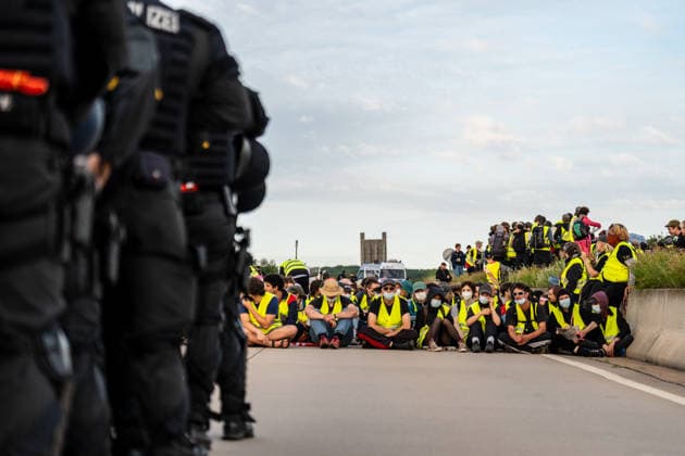 fD Erfurt Laufende Berichterstattung zum AfD-Bundesparteitag in Erfurt Gegenproteste angekündigt Tausende Polizisten im Einsatz Am 4. und 5. Juli 2026 trifft sich die AfD zum 17. Bundesparteitag in Erfurt. Die Veranstaltung findet in der Messehalle 1 der Messe Erfurt statt. Im Fokus steht die turnusgemäße Wahl des Bundesvorstands. Ein breites Bündnis aus Gewerkschaften, Kirchen, Wohlfahrtsverbänden und Parteien (SPD, Grüne, Linke) mobilisiert gegen die Veranstaltung. Es werden zwischen 35.000 und 50.000 Gegendemonstranten in der Stadt erwartet. Das Aktionsbündnis Widersetzen plant gezielte, gewaltfreie Sitzblockaden an den Zufahrtswegen zur Messe, um den Ablauf des Parteitags aktiv zu stören und zu verzögern. Die T