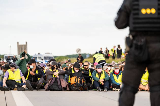 fD Erfurt Laufende Berichterstattung zum AfD-Bundesparteitag in Erfurt Gegenproteste angekündigt Tausende Polizisten im Einsatz Am 4. und 5. Juli 2026 trifft sich die AfD zum 17. Bundesparteitag in Erfurt. Die Veranstaltung findet in der Messehalle 1 der Messe Erfurt statt. Im Fokus steht die turnusgemäße Wahl des Bundesvorstands. Ein breites Bündnis aus Gewerkschaften, Kirchen, Wohlfahrtsverbänden und Parteien (SPD, Grüne, Linke) mobilisiert gegen die Veranstaltung. Es werden zwischen 35.000 und 50.000 Gegendemonstranten in der Stadt erwartet. Das Aktionsbündnis Widersetzen plant gezielte, gewaltfreie Sitzblockaden an den Zufahrtswegen zur Messe, um den Ablauf des Parteitags aktiv zu stören und zu verzögern. Die T