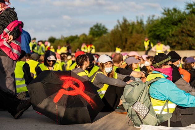 fD Erfurt Laufende Berichterstattung zum AfD-Bundesparteitag in Erfurt Gegenproteste angekündigt Tausende Polizisten im Einsatz Am 4. und 5. Juli 2026 trifft sich die AfD zum 17. Bundesparteitag in Erfurt. Die Veranstaltung findet in der Messehalle 1 der Messe Erfurt statt. Im Fokus steht die turnusgemäße Wahl des Bundesvorstands. Ein breites Bündnis aus Gewerkschaften, Kirchen, Wohlfahrtsverbänden und Parteien (SPD, Grüne, Linke) mobilisiert gegen die Veranstaltung. Es werden zwischen 35.000 und 50.000 Gegendemonstranten in der Stadt erwartet. Das Aktionsbündnis Widersetzen plant gezielte, gewaltfreie Sitzblockaden an den Zufahrtswegen zur Messe, um den Ablauf des Parteitags aktiv zu stören und zu verzögern. Die T