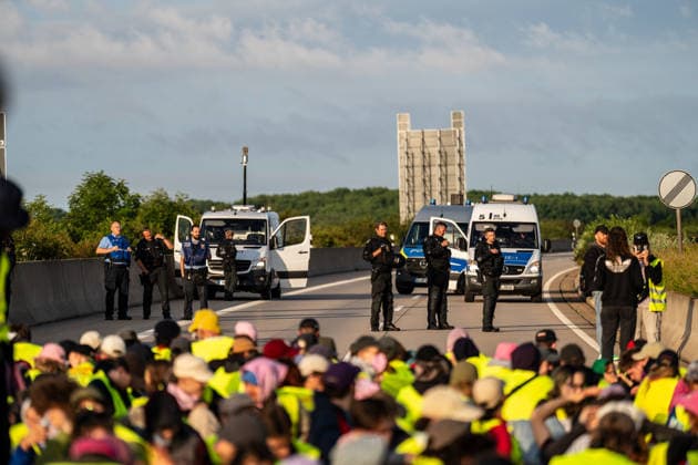 fD Erfurt Laufende Berichterstattung zum AfD-Bundesparteitag in Erfurt Gegenproteste angekündigt Tausende Polizisten im Einsatz Am 4. und 5. Juli 2026 trifft sich die AfD zum 17. Bundesparteitag in Erfurt. Die Veranstaltung findet in der Messehalle 1 der Messe Erfurt statt. Im Fokus steht die turnusgemäße Wahl des Bundesvorstands. Ein breites Bündnis aus Gewerkschaften, Kirchen, Wohlfahrtsverbänden und Parteien (SPD, Grüne, Linke) mobilisiert gegen die Veranstaltung. Es werden zwischen 35.000 und 50.000 Gegendemonstranten in der Stadt erwartet. Das Aktionsbündnis Widersetzen plant gezielte, gewaltfreie Sitzblockaden an den Zufahrtswegen zur Messe, um den Ablauf des Parteitags aktiv zu stören und zu verzögern. Die T