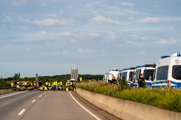 fD Erfurt Laufende Berichterstattung zum AfD-Bundesparteitag in Erfurt Gegenproteste angekündigt Tausende Polizisten im Einsatz Am 4. und 5. Juli 2026 trifft sich die AfD zum 17. Bundesparteitag in Erfurt. Die Veranstaltung findet in der Messehalle 1 der Messe Erfurt statt. Im Fokus steht die turnusgemäße Wahl des Bundesvorstands. Ein breites Bündnis aus Gewerkschaften, Kirchen, Wohlfahrtsverbänden und Parteien (SPD, Grüne, Linke) mobilisiert gegen die Veranstaltung. Es werden zwischen 35.000 und 50.000 Gegendemonstranten in der Stadt erwartet. Das Aktionsbündnis Widersetzen plant gezielte, gewaltfreie Sitzblockaden an den Zufahrtswegen zur Messe, um den Ablauf des Parteitags aktiv zu stören und zu verzögern. Die T
