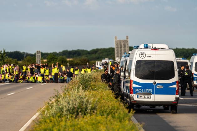 fD Erfurt Laufende Berichterstattung zum AfD-Bundesparteitag in Erfurt Gegenproteste angekündigt Tausende Polizisten im Einsatz Am 4. und 5. Juli 2026 trifft sich die AfD zum 17. Bundesparteitag in Erfurt. Die Veranstaltung findet in der Messehalle 1 der Messe Erfurt statt. Im Fokus steht die turnusgemäße Wahl des Bundesvorstands. Ein breites Bündnis aus Gewerkschaften, Kirchen, Wohlfahrtsverbänden und Parteien (SPD, Grüne, Linke) mobilisiert gegen die Veranstaltung. Es werden zwischen 35.000 und 50.000 Gegendemonstranten in der Stadt erwartet. Das Aktionsbündnis Widersetzen plant gezielte, gewaltfreie Sitzblockaden an den Zufahrtswegen zur Messe, um den Ablauf des Parteitags aktiv zu stören und zu verzögern. Die T