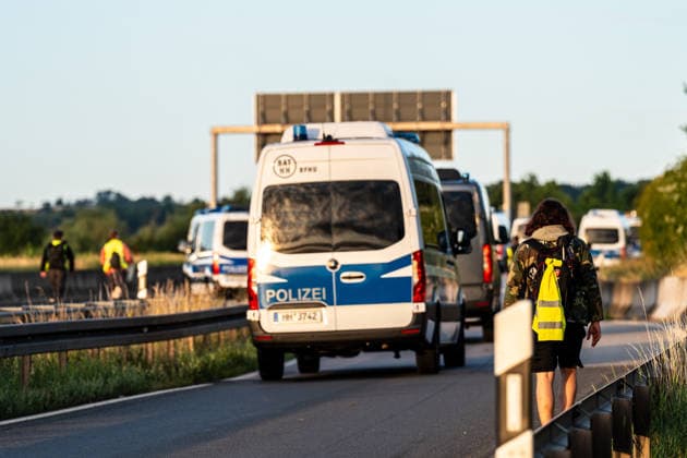 fD Erfurt Laufende Berichterstattung zum AfD-Bundesparteitag in Erfurt Gegenproteste angekündigt Tausende Polizisten im Einsatz Am 4. und 5. Juli 2026 trifft sich die AfD zum 17. Bundesparteitag in Erfurt. Die Veranstaltung findet in der Messehalle 1 der Messe Erfurt statt. Im Fokus steht die turnusgemäße Wahl des Bundesvorstands. Ein breites Bündnis aus Gewerkschaften, Kirchen, Wohlfahrtsverbänden und Parteien (SPD, Grüne, Linke) mobilisiert gegen die Veranstaltung. Es werden zwischen 35.000 und 50.000 Gegendemonstranten in der Stadt erwartet. Das Aktionsbündnis Widersetzen plant gezielte, gewaltfreie Sitzblockaden an den Zufahrtswegen zur Messe, um den Ablauf des Parteitags aktiv zu stören und zu verzögern. Die T