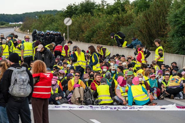 fD Erfurt Laufende Berichterstattung zum AfD-Bundesparteitag in Erfurt Gegenproteste angekündigt Tausende Polizisten im Einsatz Am 4. und 5. Juli 2026 trifft sich die AfD zum 17. Bundesparteitag in Erfurt. Die Veranstaltung findet in der Messehalle 1 der Messe Erfurt statt. Im Fokus steht die turnusgemäße Wahl des Bundesvorstands. Ein breites Bündnis aus Gewerkschaften, Kirchen, Wohlfahrtsverbänden und Parteien (SPD, Grüne, Linke) mobilisiert gegen die Veranstaltung. Es werden zwischen 35.000 und 50.000 Gegendemonstranten in der Stadt erwartet. Das Aktionsbündnis Widersetzen plant gezielte, gewaltfreie Sitzblockaden an den Zufahrtswegen zur Messe, um den Ablauf des Parteitags aktiv zu stören und zu verzögern. Die T