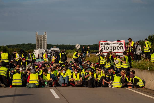 fD Erfurt Laufende Berichterstattung zum AfD-Bundesparteitag in Erfurt Gegenproteste angekündigt Tausende Polizisten im Einsatz Am 4. und 5. Juli 2026 trifft sich die AfD zum 17. Bundesparteitag in Erfurt. Die Veranstaltung findet in der Messehalle 1 der Messe Erfurt statt. Im Fokus steht die turnusgemäße Wahl des Bundesvorstands. Ein breites Bündnis aus Gewerkschaften, Kirchen, Wohlfahrtsverbänden und Parteien (SPD, Grüne, Linke) mobilisiert gegen die Veranstaltung. Es werden zwischen 35.000 und 50.000 Gegendemonstranten in der Stadt erwartet. Das Aktionsbündnis Widersetzen plant gezielte, gewaltfreie Sitzblockaden an den Zufahrtswegen zur Messe, um den Ablauf des Parteitags aktiv zu stören und zu verzögern. Die T