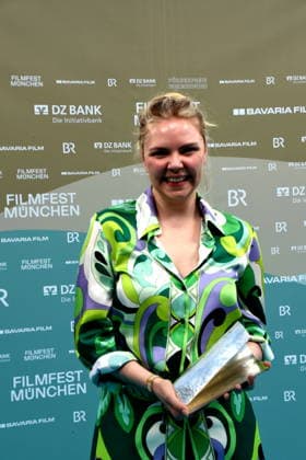 Ricarda Seifried Beste Nachwuchsschauspielerin Muenchen 04.07.2026 Hochschule fuer Fernsehen und Film 43 Filmfest Muenchen Foerderpreis Neues Deutsches Kino Bernd-Eichinger-Platz Foto Muenchen *** Ricarda Seifried Best Young Actress Munich July 4, 2026 University of Television and Film 43rd Munich Film Festival New German Cinema Support Award Bernd Eichinger Square Photo Munich