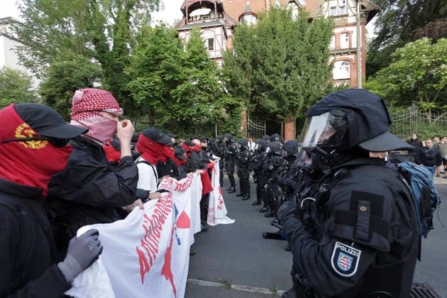 04.07.2026 Demonstration gegen den AFD-Parteitag in Erfurt Eingekesselter Demonstratiponszug steht einer Ppolizeikette gegenüber Erfurt Thürigen *** July 4, 2026: Protest against the AfD party convention in Erfurt. A cordoned-off protest march faces a police cordon. Erfurt, Thuringia