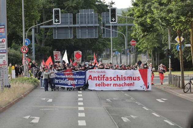 04.07.2026 Demonstration gegen den AFD-Parteitag in Erfurt Demonstartionszug mit Transparenten und Pyrotechnik auf dem Weg zur Erfurter Messehalle Erfurt Thürigen *** July 4, 2026: Protest against the AfD party convention in Erfurt. A protest march with banners and fireworks on its way to the Erfurt Exhibition Hall, Erfurt, Thuringia