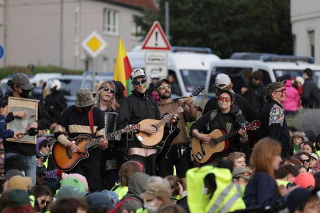 04.07.2026 Demonstration gegen den AFD-Parteitag in Erfurt Eine Band spielt live innerhalt der Blockade zum AFD Parteitag Erfurt Thürigen *** July 4, 2026: Protest against the AfD party convention in Erfurt. A band plays live inside the blockade set up against the AfD party convention in Erfurt, Thuringia.