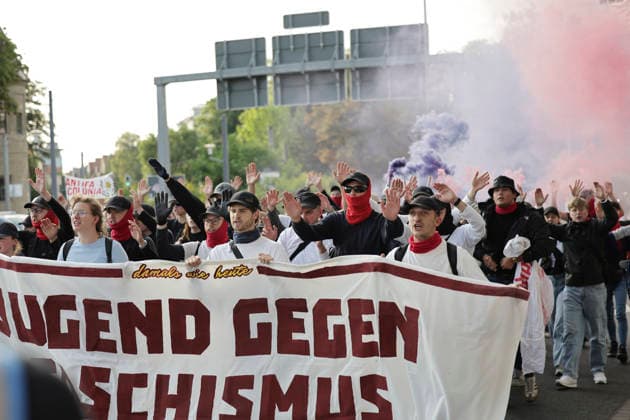 News Themen der Woche KW27 04.07.2026 Demonstration gegen den AFD-Parteitag in Erfurt Demonstartionszug mit Transparenten und Pyrotechnik auf dem Weg zur Erfurter Messehalle Erfurt Thürigen *** July 4, 2026: Protest against the AfD party convention in Erfurt. A protest march with banners and fireworks on its way to the Erfurt Exhibition Hall, Erfurt, Thuringia