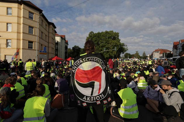 04.07.2026 Demonstration gegen den AFD-Parteitag in Erfurt Demonstranten blockieren die Zufahrt zur Messerhalle wo der AFD Parteitag stattfinden soll und werden von der Polizei eingekesselt. Erfurt Thürigen *** July 4, 2026: Protest against the AfD party convention in Erfurt. Protesters block the entrance to the Messerhalle, where the AfD party convention is scheduled to take place, and are surrounded by police. Erfurt, Thuringia