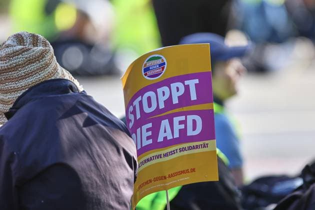 Erfurt, Thüringen, Deutschland, 04.07.2026: AfD-Bundesparteitag: Demonstranten in der Stadt haben ein Plakat mit der Aufschrift Stoppt die AfD *** Erfurt, Thuringia, Germany, July 4, 2026: AfD National Party Convention. Protesters in the city are holding a sign that reads Stop the AfD. Copyright: xdtsxNachrichtenagenturx dts_126271