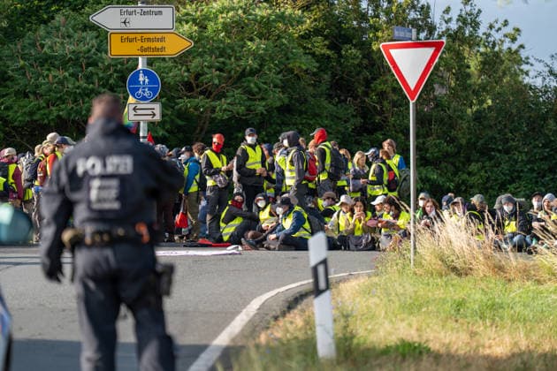 fD Erfurt Laufende Berichterstattung zum AfD-Bundesparteitag in Erfurt Gegenproteste angekündigt Tausende Polizisten im Einsatz Am 4. und 5. Juli 2026 trifft sich die AfD zum 17. Bundesparteitag in Erfurt. Die Veranstaltung findet in der Messehalle 1 der Messe Erfurt statt. Im Fokus steht die turnusgemäße Wahl des Bundesvorstands. Ein breites Bündnis aus Gewerkschaften, Kirchen, Wohlfahrtsverbänden und Parteien (SPD, Grüne, Linke) mobilisiert gegen die Veranstaltung. Es werden zwischen 35.000 und 50.000 Gegendemonstranten in der Stadt erwartet. Das Aktionsbündnis Widersetzen plant gezielte, gewaltfreie Sitzblockaden an den Zufahrtswegen zur Messe, um den Ablauf des Parteitags aktiv zu stören und zu verzögern. Die T
