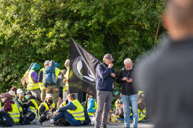 fD Erfurt Laufende Berichterstattung zum AfD-Bundesparteitag in Erfurt Gegenproteste angekündigt Tausende Polizisten im Einsatz Am 4. und 5. Juli 2026 trifft sich die AfD zum 17. Bundesparteitag in Erfurt. Die Veranstaltung findet in der Messehalle 1 der Messe Erfurt statt. Im Fokus steht die turnusgemäße Wahl des Bundesvorstands. Ein breites Bündnis aus Gewerkschaften, Kirchen, Wohlfahrtsverbänden und Parteien (SPD, Grüne, Linke) mobilisiert gegen die Veranstaltung. Es werden zwischen 35.000 und 50.000 Gegendemonstranten in der Stadt erwartet. Das Aktionsbündnis Widersetzen plant gezielte, gewaltfreie Sitzblockaden an den Zufahrtswegen zur Messe, um den Ablauf des Parteitags aktiv zu stören und zu verzögern. Die T