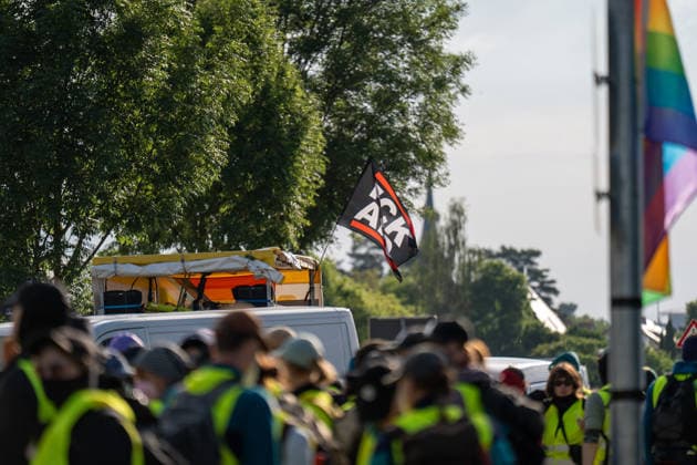 fD Erfurt Laufende Berichterstattung zum AfD-Bundesparteitag in Erfurt Gegenproteste angekündigt Tausende Polizisten im Einsatz Am 4. und 5. Juli 2026 trifft sich die AfD zum 17. Bundesparteitag in Erfurt. Die Veranstaltung findet in der Messehalle 1 der Messe Erfurt statt. Im Fokus steht die turnusgemäße Wahl des Bundesvorstands. Ein breites Bündnis aus Gewerkschaften, Kirchen, Wohlfahrtsverbänden und Parteien (SPD, Grüne, Linke) mobilisiert gegen die Veranstaltung. Es werden zwischen 35.000 und 50.000 Gegendemonstranten in der Stadt erwartet. Das Aktionsbündnis Widersetzen plant gezielte, gewaltfreie Sitzblockaden an den Zufahrtswegen zur Messe, um den Ablauf des Parteitags aktiv zu stören und zu verzögern. Die T