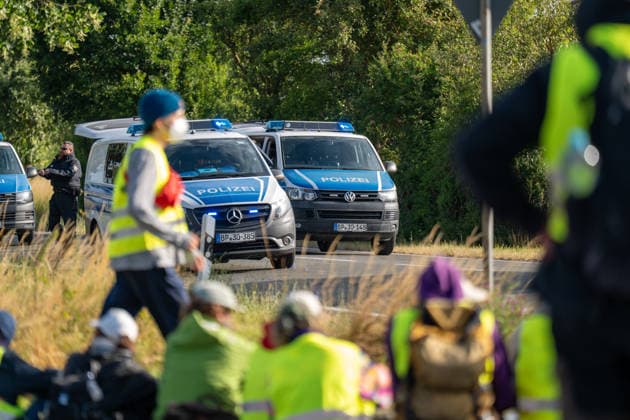 fD Erfurt Laufende Berichterstattung zum AfD-Bundesparteitag in Erfurt Gegenproteste angekündigt Tausende Polizisten im Einsatz Am 4. und 5. Juli 2026 trifft sich die AfD zum 17. Bundesparteitag in Erfurt. Die Veranstaltung findet in der Messehalle 1 der Messe Erfurt statt. Im Fokus steht die turnusgemäße Wahl des Bundesvorstands. Ein breites Bündnis aus Gewerkschaften, Kirchen, Wohlfahrtsverbänden und Parteien (SPD, Grüne, Linke) mobilisiert gegen die Veranstaltung. Es werden zwischen 35.000 und 50.000 Gegendemonstranten in der Stadt erwartet. Das Aktionsbündnis Widersetzen plant gezielte, gewaltfreie Sitzblockaden an den Zufahrtswegen zur Messe, um den Ablauf des Parteitags aktiv zu stören und zu verzögern. Die T