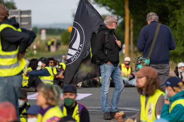 fD Erfurt Laufende Berichterstattung zum AfD-Bundesparteitag in Erfurt Gegenproteste angekündigt Tausende Polizisten im Einsatz Am 4. und 5. Juli 2026 trifft sich die AfD zum 17. Bundesparteitag in Erfurt. Die Veranstaltung findet in der Messehalle 1 der Messe Erfurt statt. Im Fokus steht die turnusgemäße Wahl des Bundesvorstands. Ein breites Bündnis aus Gewerkschaften, Kirchen, Wohlfahrtsverbänden und Parteien (SPD, Grüne, Linke) mobilisiert gegen die Veranstaltung. Es werden zwischen 35.000 und 50.000 Gegendemonstranten in der Stadt erwartet. Das Aktionsbündnis Widersetzen plant gezielte, gewaltfreie Sitzblockaden an den Zufahrtswegen zur Messe, um den Ablauf des Parteitags aktiv zu stören und zu verzögern. Die T