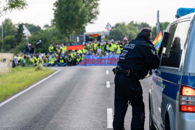 fD Erfurt Laufende Berichterstattung zum AfD-Bundesparteitag in Erfurt Gegenproteste angekündigt Tausende Polizisten im Einsatz Am 4. und 5. Juli 2026 trifft sich die AfD zum 17. Bundesparteitag in Erfurt. Die Veranstaltung findet in der Messehalle 1 der Messe Erfurt statt. Im Fokus steht die turnusgemäße Wahl des Bundesvorstands. Ein breites Bündnis aus Gewerkschaften, Kirchen, Wohlfahrtsverbänden und Parteien (SPD, Grüne, Linke) mobilisiert gegen die Veranstaltung. Es werden zwischen 35.000 und 50.000 Gegendemonstranten in der Stadt erwartet. Das Aktionsbündnis Widersetzen plant gezielte, gewaltfreie Sitzblockaden an den Zufahrtswegen zur Messe, um den Ablauf des Parteitags aktiv zu stören und zu verzögern. Die T