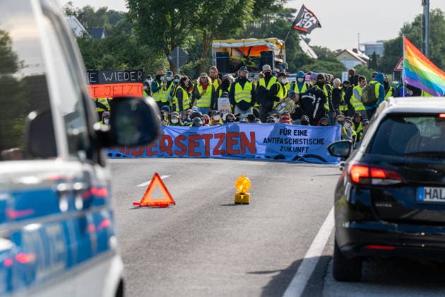 fD Erfurt Laufende Berichterstattung zum AfD-Bundesparteitag in Erfurt Gegenproteste angekündigt Tausende Polizisten im Einsatz Am 4. und 5. Juli 2026 trifft sich die AfD zum 17. Bundesparteitag in Erfurt. Die Veranstaltung findet in der Messehalle 1 der Messe Erfurt statt. Im Fokus steht die turnusgemäße Wahl des Bundesvorstands. Ein breites Bündnis aus Gewerkschaften, Kirchen, Wohlfahrtsverbänden und Parteien (SPD, Grüne, Linke) mobilisiert gegen die Veranstaltung. Es werden zwischen 35.000 und 50.000 Gegendemonstranten in der Stadt erwartet. Das Aktionsbündnis Widersetzen plant gezielte, gewaltfreie Sitzblockaden an den Zufahrtswegen zur Messe, um den Ablauf des Parteitags aktiv zu stören und zu verzögern. Die T