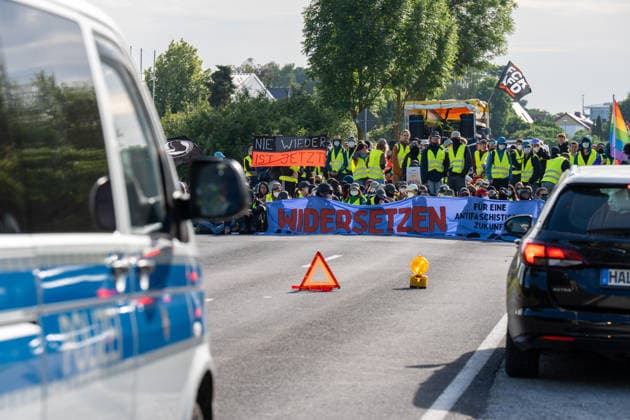fD Erfurt Laufende Berichterstattung zum AfD-Bundesparteitag in Erfurt Gegenproteste angekündigt Tausende Polizisten im Einsatz Am 4. und 5. Juli 2026 trifft sich die AfD zum 17. Bundesparteitag in Erfurt. Die Veranstaltung findet in der Messehalle 1 der Messe Erfurt statt. Im Fokus steht die turnusgemäße Wahl des Bundesvorstands. Ein breites Bündnis aus Gewerkschaften, Kirchen, Wohlfahrtsverbänden und Parteien (SPD, Grüne, Linke) mobilisiert gegen die Veranstaltung. Es werden zwischen 35.000 und 50.000 Gegendemonstranten in der Stadt erwartet. Das Aktionsbündnis Widersetzen plant gezielte, gewaltfreie Sitzblockaden an den Zufahrtswegen zur Messe, um den Ablauf des Parteitags aktiv zu stören und zu verzögern. Die T