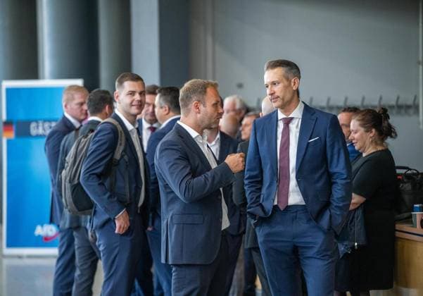 AFD - BUNDESPARTEITAG 2026 IN DER MESSE ERFURT ** NUR FÜR REDAKTIONELLE ZWECKE ** EDITORIAL USE ONLY **<p>04 07 2026-Erfurt: Bundesparteitag der AfD (Alternative für Deutschland) Rund um das Messegelände haben sich Polizei, Stadt und Sicherheitskräfte auf einen Großeinsatz vorbereitet, da parallel zahlreiche Demonstrationen, Proteste und Gegenveranstaltungen angekündigt sind. Auf dem Parteitag soll unter anderem der Bundesvorstand der AfD neu gewählt werden. im Foto: Daniel Haseloff (AfD), mitte ( Deutschland Thueringen Erfurt Copyright: SaschaxFromm *** AFD NATIONAL PARTY CONVENTION 2026 AT THE ERFURT EXHIBITION CENTER ** FOR EDITORIAL PURPOSES ONLY ** EDITORIAL USE ONLY ** July 4, 2026 Erfurt Federal Party Convention of the A Copyright: SaschaxFromm doc86kemhakcxg198dq31utk ,EDITORIAL USE ONLY