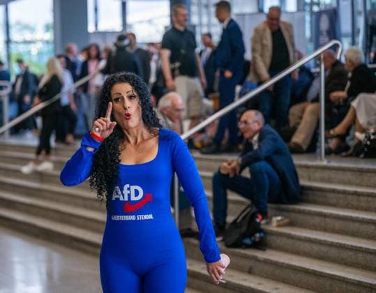 AFD - BUNDESPARTEITAG 2026 IN DER MESSE ERFURT ** NUR FÜR REDAKTIONELLE ZWECKE ** EDITORIAL USE ONLY **<p>04 07 2026-Erfurt: Bundesparteitag der AfD (Alternative für Deutschland) Rund um das Messegelände haben sich Polizei, Stadt und Sicherheitskräfte auf einen Großeinsatz vorbereitet, da parallel zahlreiche Demonstrationen, Proteste und Gegenveranstaltungen angekündigt sind. Auf dem Parteitag soll unter anderem der Bundesvorstand der AfD neu gewählt werden. im Foto: Delegierte vom Kreisverband Stendal ( Deutschland Thueringen Erfurt Copyright: SaschaxFromm *** AFD NATIONAL PARTY CONVENTION 2026 AT THE ERFURT EXHIBITION CENTER ** FOR EDITORIAL PURPOSES ONLY ** EDITORIAL USE ONLY ** July 4, 2026 Erfurt Federal Party Convention Copyright: SaschaxFromm doc86kemhwztonkh1anfms ,EDITORIAL USE ONLY