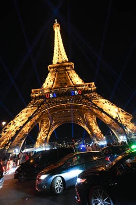 The Eiffel Tower lit up in the colors of the United States to mark the 250th anniversary of its independence. The Eiffel Tower will be lit up in the colors of the United States this Friday, July 3, 2026, starting at 11 p.m., offering a spectacle visible in the Parisian sky. This event marks the start of celebrations for the 250th anniversary of American independence, observed on July 4 across the Atlantic. Paris, France on July 3, 2026 457897 2026 07 03 Paris France  Copyright: xL.Urmanx xStarfacex STAR_457897_009