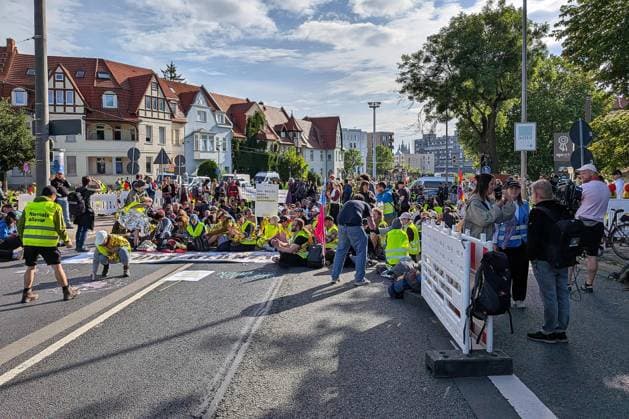 Erfurt, Thüringen, Deutschland, 04.07.2026: AfD-Bundesparteitag: Demonstranten bei einer Sitzblockade in der Stadt *** Erfurt, Thuringia, Germany, July 4, 2026: AfD National Party Convention—Protesters staging a sit-in in the city Copyright: xdtsxNachrichtenagenturx dts_126277